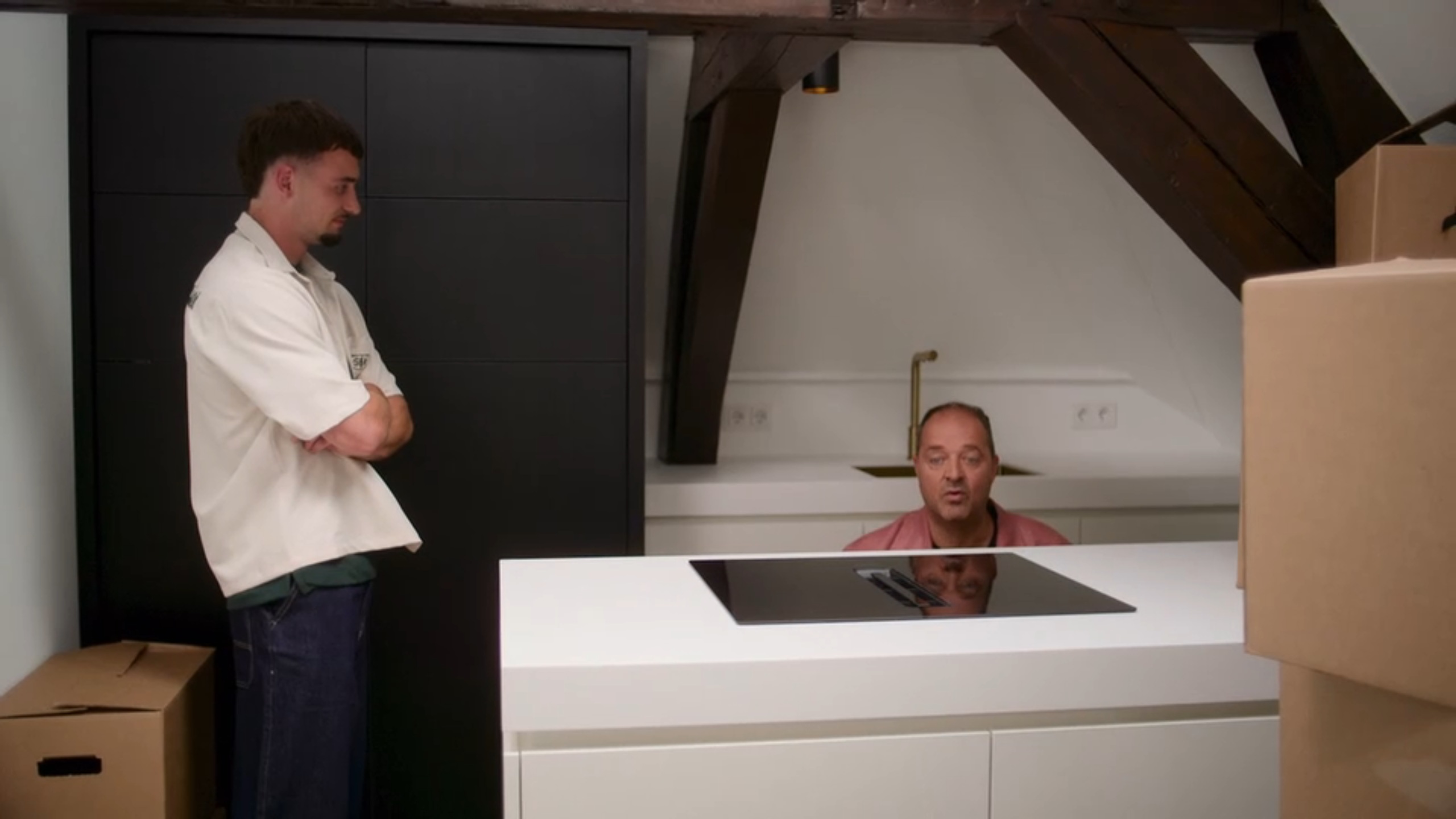 De badkamer is eindelijk af en Luuk is blij